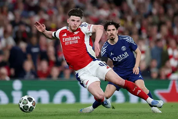 Declan Rice e Vitinha durante Arsenal x PSG. Foto: Getty Images