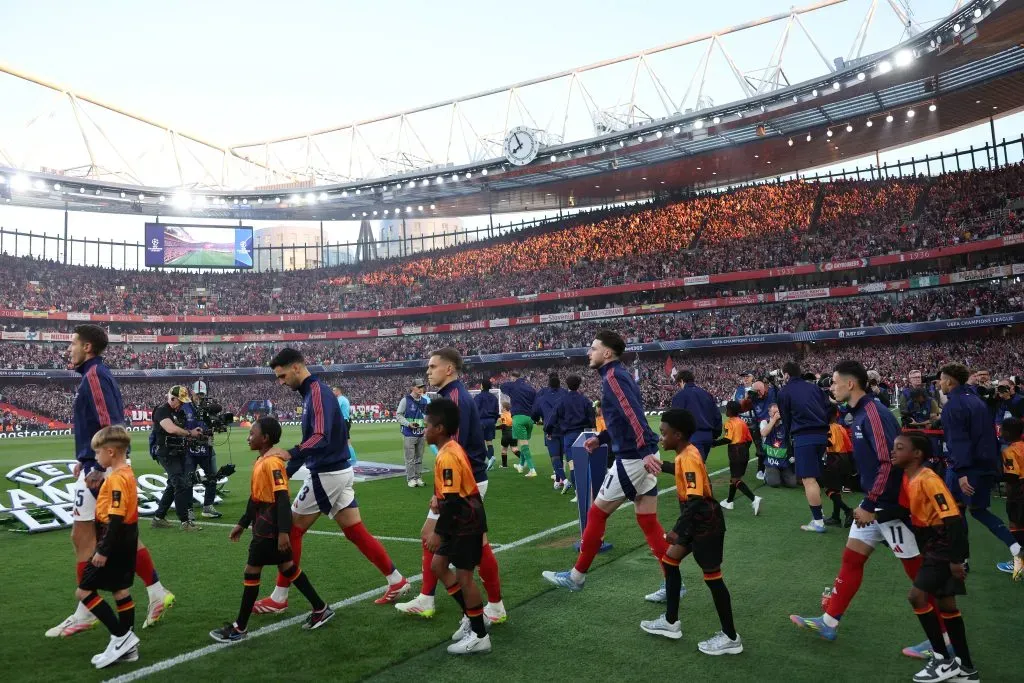 As equipas a entrarem em campo. Foto: Michael Steele/Getty Images-
