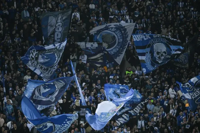 Os adeptos do Porto a apoiarem no estádio. Foto: David Ramos/Getty Images.