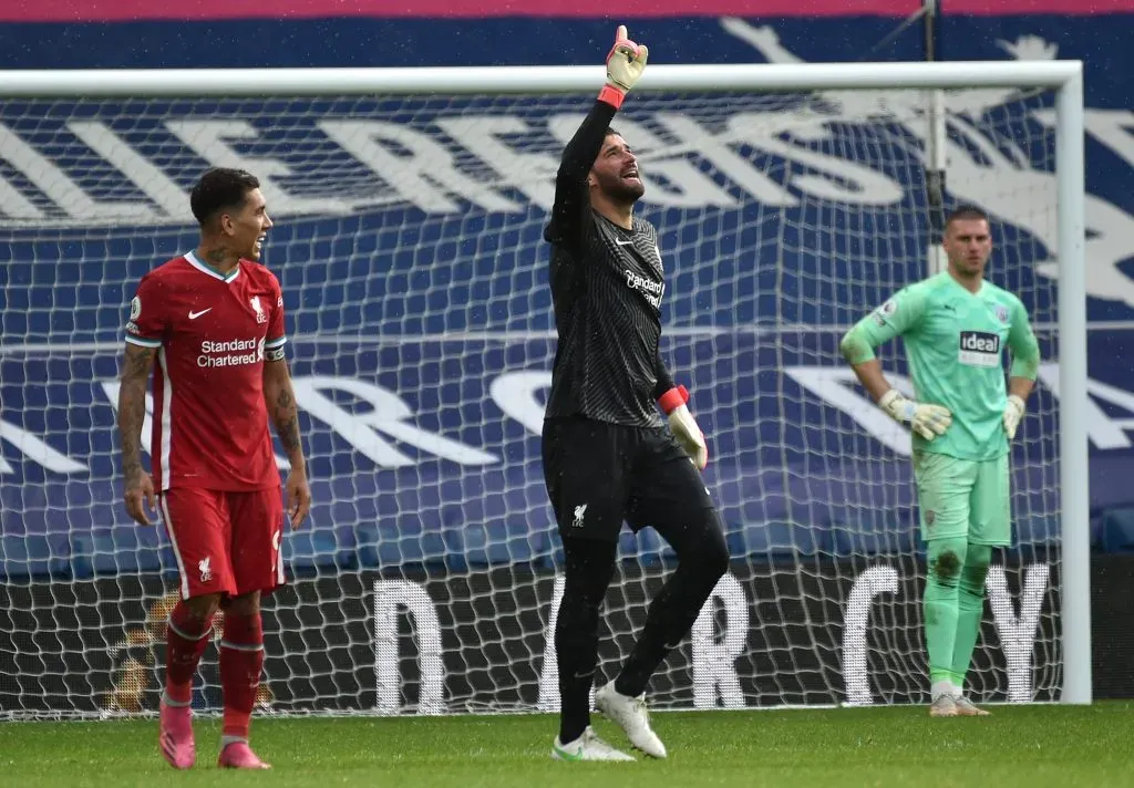 Alisson a dedicar um golo ao seu pai. Foto: Rui Vieira – Pool/Getty Images.