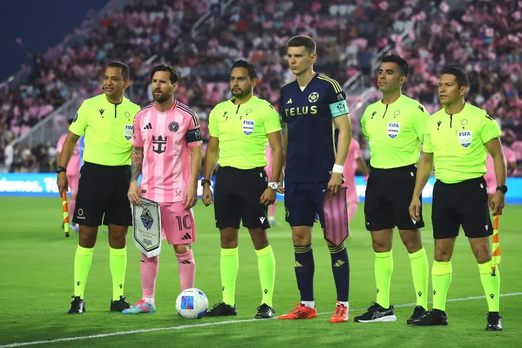Os capitães juntamente com a equipa de arbitragem. Foto: Leonardo Fernandez/Getty Images.