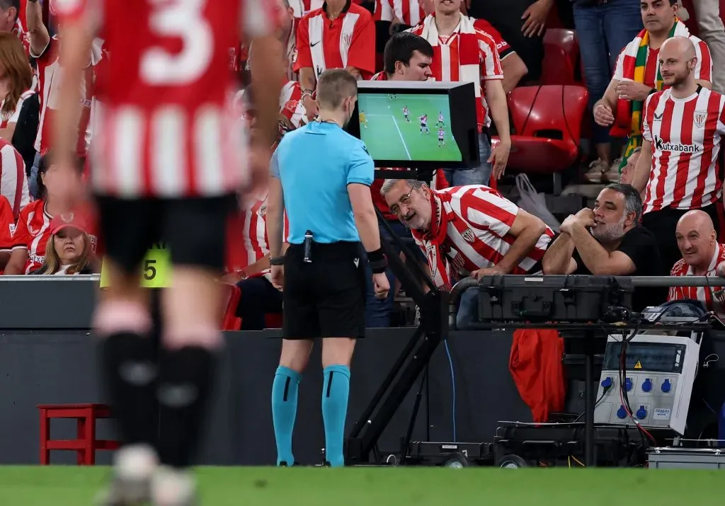O momento em que o árbitro revê o puxão de Vivian a Hojlund e depois assinala grande penalidade, além de expulsar o defesa. Foto: Clive Brunskill/Getty Images.