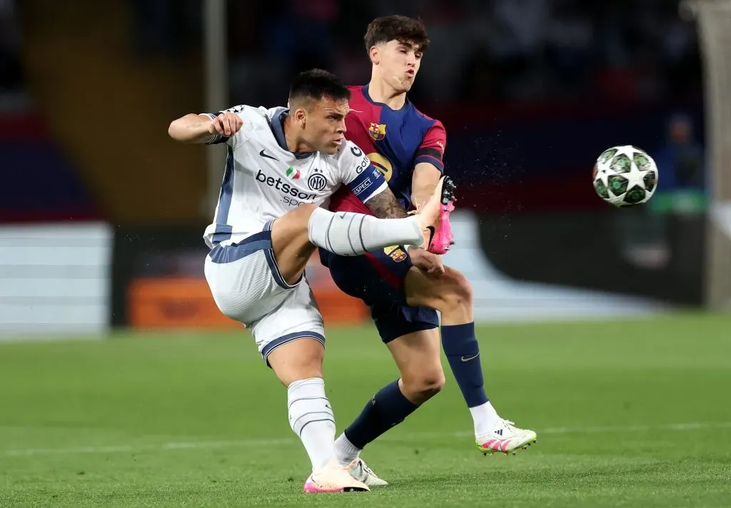 Lautaro Martínez disputa a jogada com Cubarsí. Foto: Carl Recine/Getty Images.