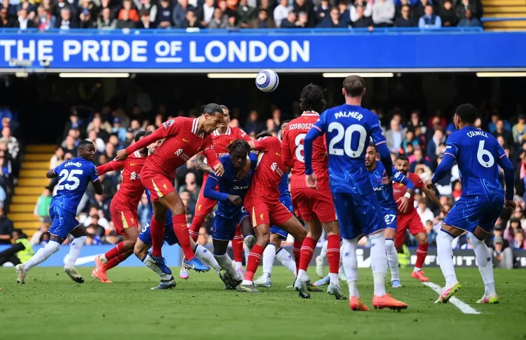 O momento em que Van Dijk marca o único golo do Liverpool no jogo. Foto: Justin Setterfield/Getty Images.