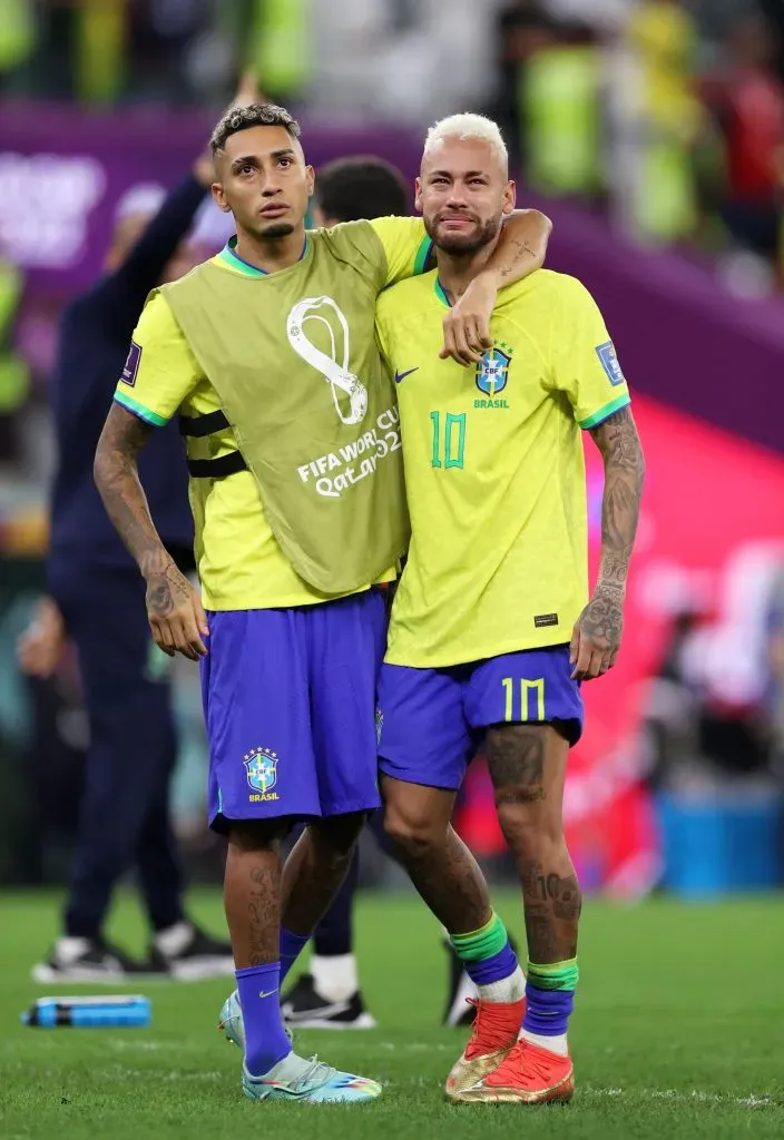 Raphinha junto com Neymar, após a eliminação no Mundial-2022. Foto: Michael Steele/Getty Images.