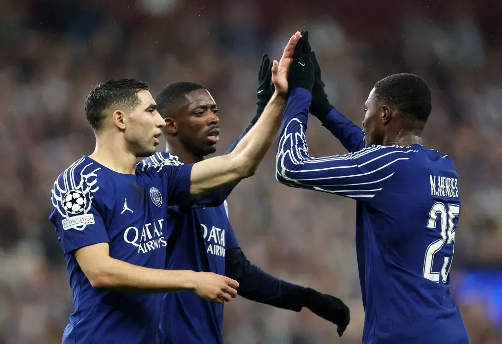 Hakimi, Dembélé e Nuno Mendes, do PSG. Foto: Dan Istitene/Getty Images.