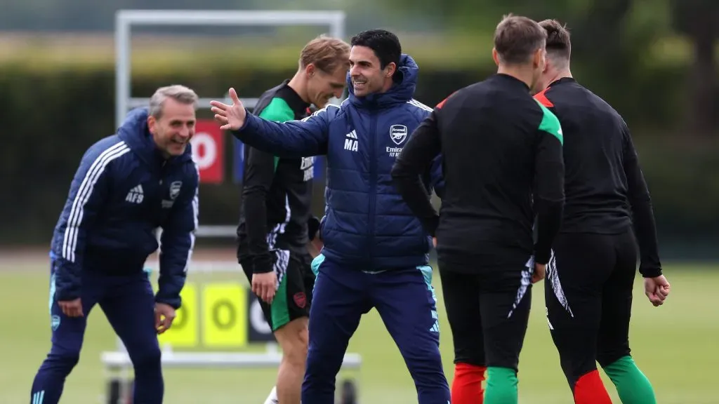 Arteta num animado treino do Arsenal antes de defrontar o PSG. Foto: Alex Davidson/Getty Images