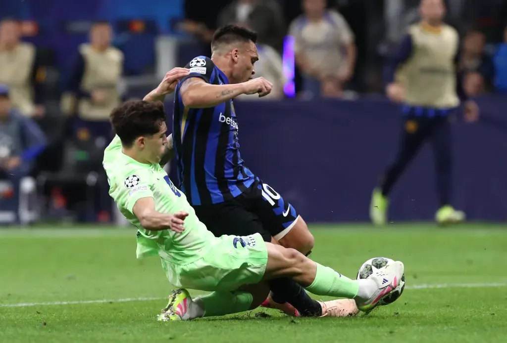Um dos momentos mais polémicos da partida, em que o árbitro marca grande penalidade sobre Lautaro, apesar de parecer que Cubarsí toca primeiro na bola. Foto: Marco Luzzani/Getty Images.