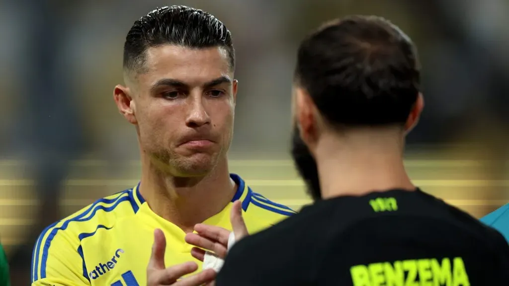 Cristiano Ronaldo e Karim Benzema em cumprimento de capitães antes do Al Nassr v Al Ittihad. Foto: Yasser Bakhsh/Getty Images