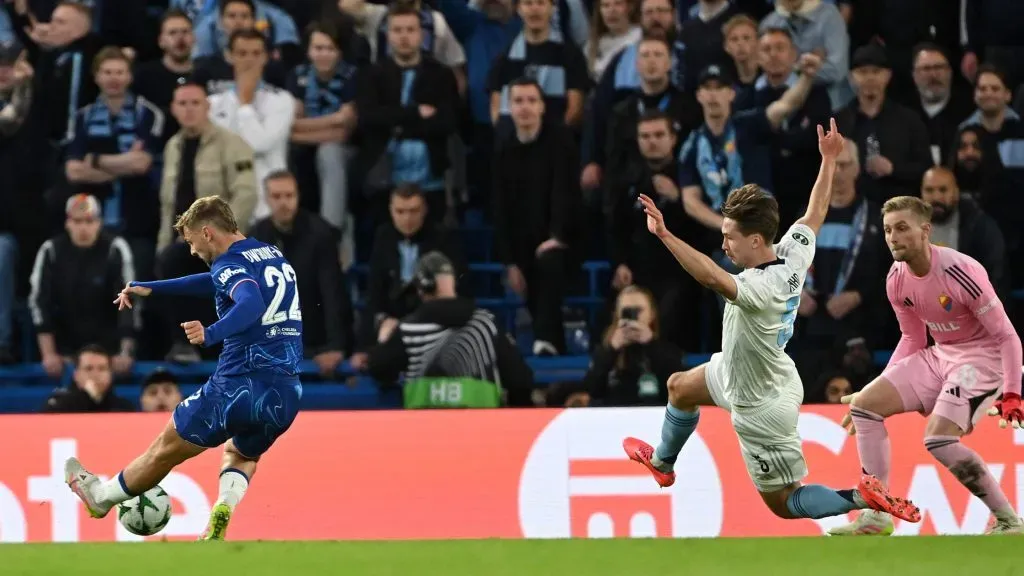 O momento do remate de Kiernan Dewsbury-Hall para o golo inaugural do Chelsea. Foto: Mike Hewitt/Getty Images