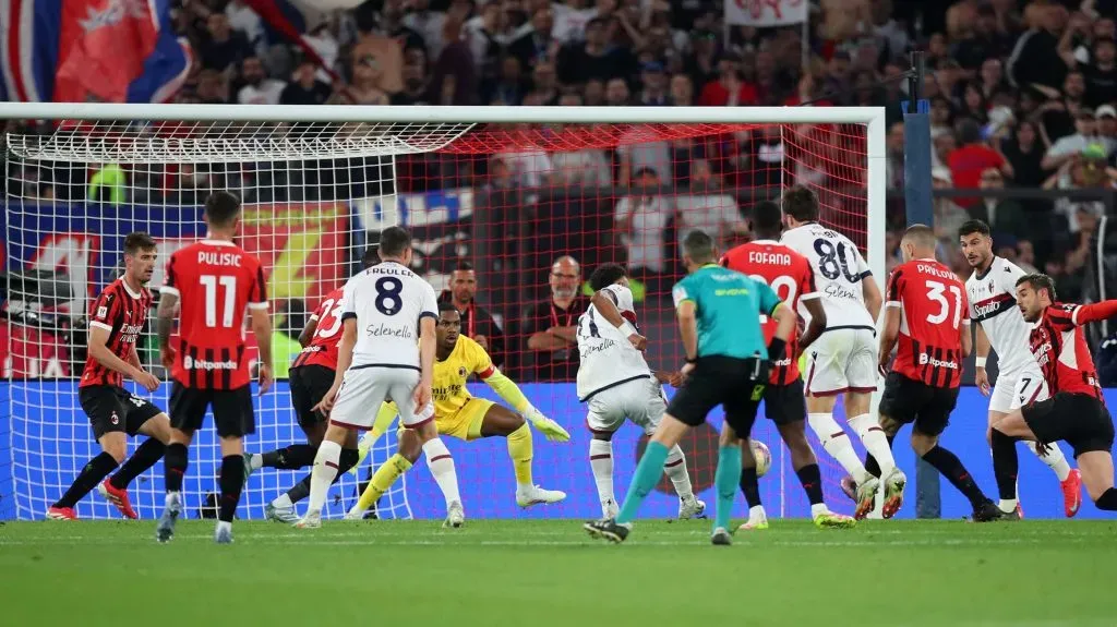 O momento do remate de Dan Ndoye, que deu a Taça ao Bolonha. Foto: Paolo Bruno/Getty Images