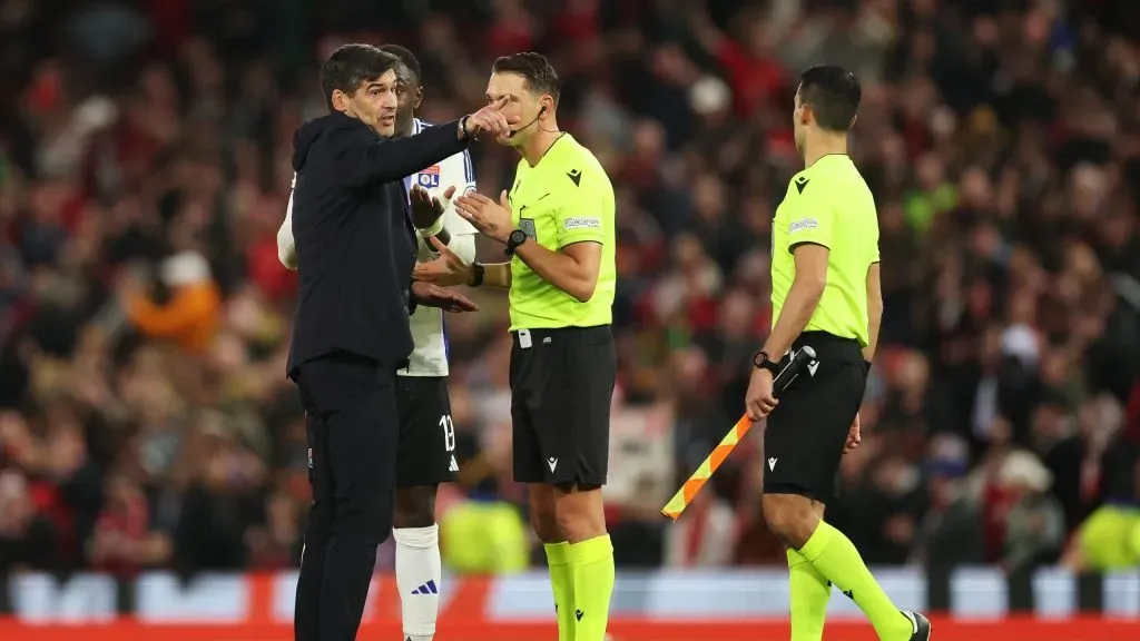 Paulo Fonseca fala com o árbitro do Manchester United - Lyon. Foto: Carl Recine/Getty Images