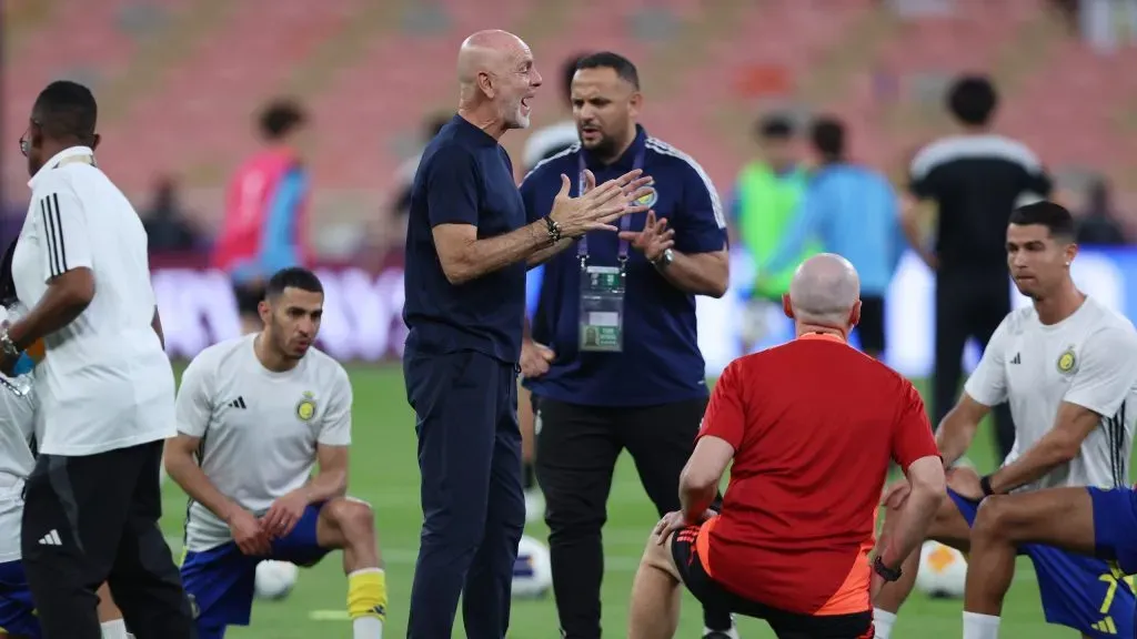 Stefano Pioli, treinador do Al-Nassr, a falar com a sua equipa. Foto: Getty