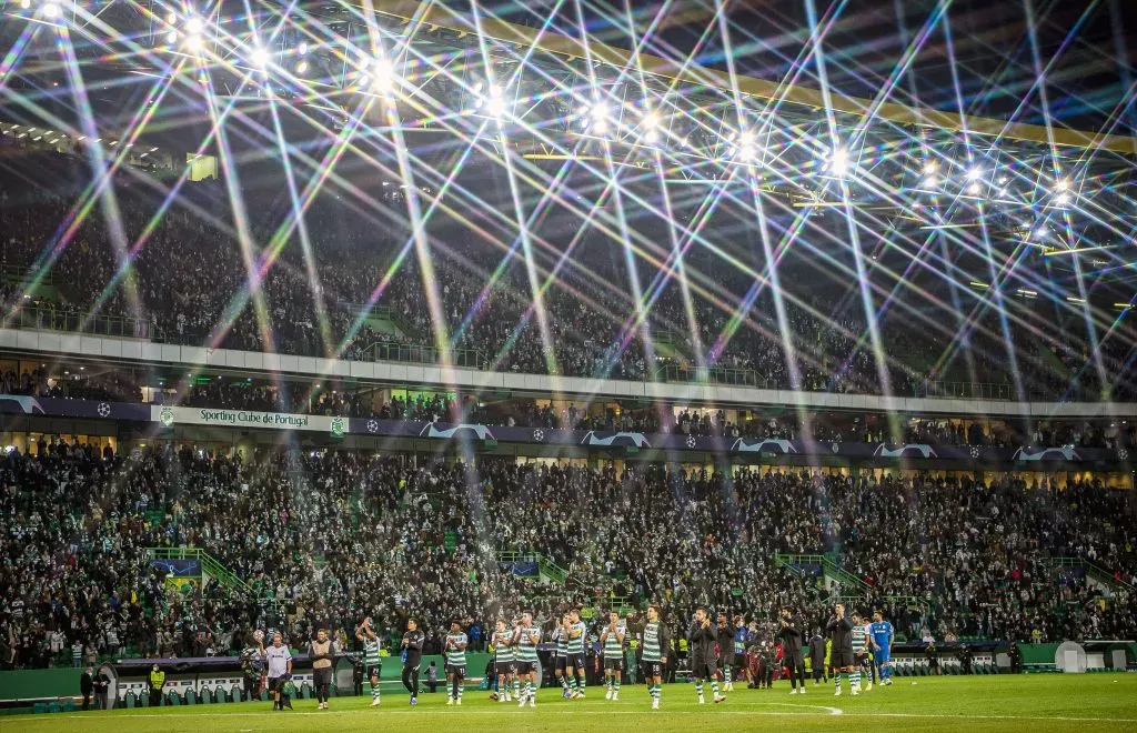 Os jogadores a agradecerem aos adeptos sportinguistas. Foto: Octavio Passos/Getty Images.