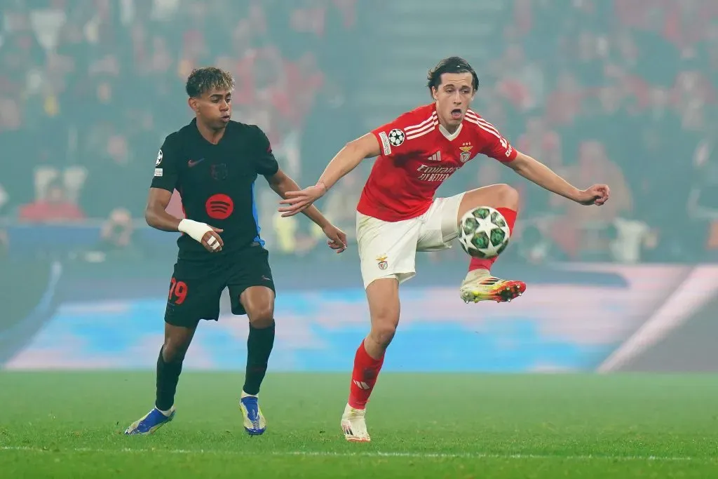 Carreras, a disputar uma bola com o o prodígio Lamine Yamal, está a ser associado ao Real Madrid, rival do Barcelona. Foto: Gualter Fatia/Getty Images.