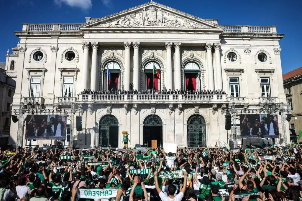Os adeptos em união com o clube, durante a cerimónia na CML. Foto: Sporting CP.