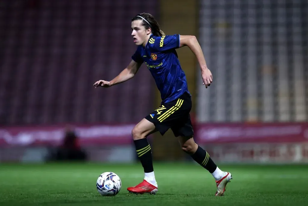 Álvaro Carreras em 2021, pelo sub-21 do United. Foto: George Wood/Getty Images-