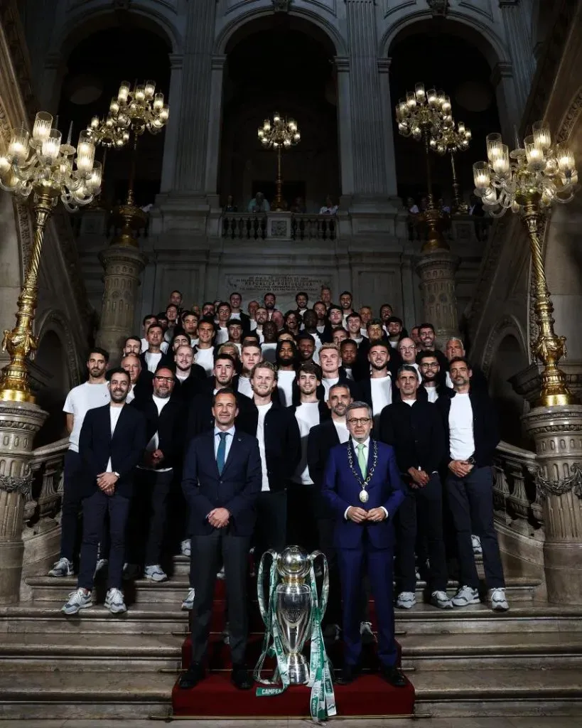 A tradicional fotografia dos campeões nacionais na escadaria da CML. Foto: Sporting CP.