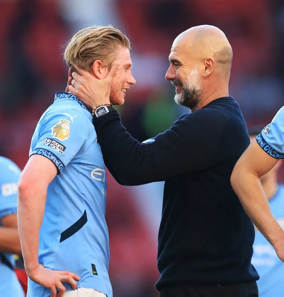 De Bruyne e Guardiola num momento de alegria. Foto: Carl Recine/Getty Images.