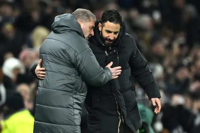 Ange Postecoglou (Tottenham) e Ruben Amorim (Manchester United). Foto: Justin Setterfield/Getty Images.