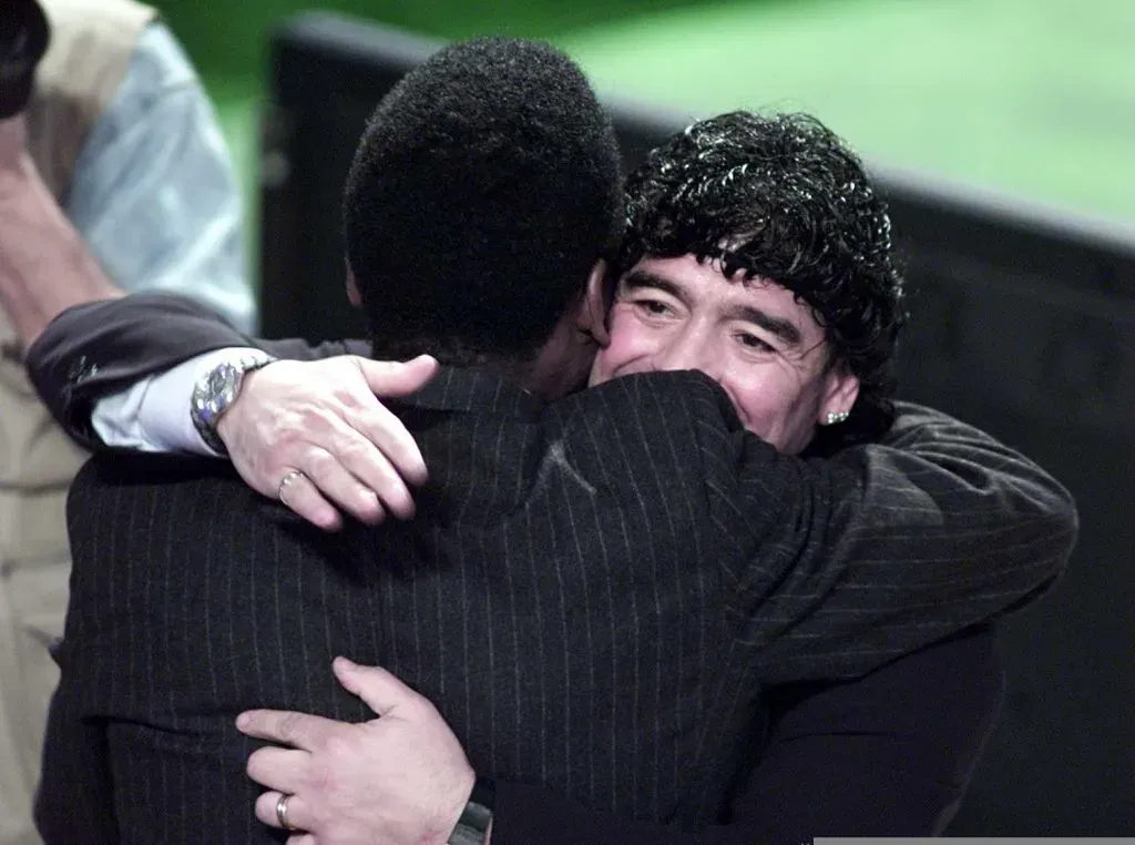 Um abraço entre Pelé e Maradona, em 2000. Foto: Clive Mason/ALLSPORT/Getty Images.
