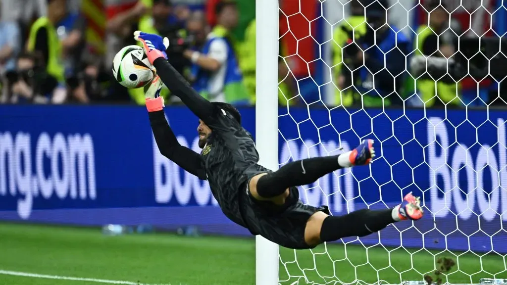 Diogo Costa fez história ao travar três penáltis no desempate com a Eslovénia, no Euro 2024. Foto: Dan Mullan/Getty Images