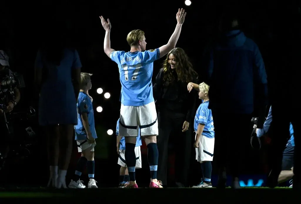 De Bruyne e a sua família despedem-se do Etihad, após seis ligas ganhas e uma Liga dos Campeões, entre outros troféus. Foto: Stu Forster/Getty Images).