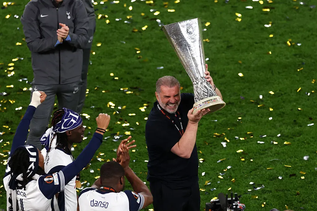 Ange Postecoglou levantou o troféu da Europa League. Foto: Getty Images