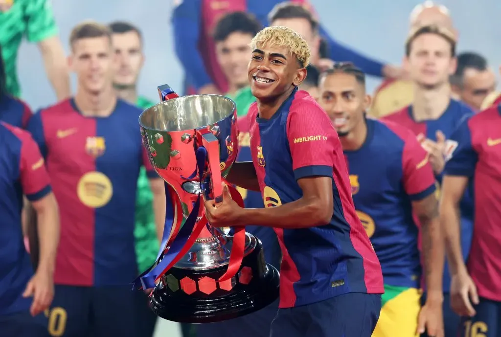 Lamine Yamal ergue a taça de La Liga pelo Barcelona. Foto: Florencia Tan Jun/Getty Images.