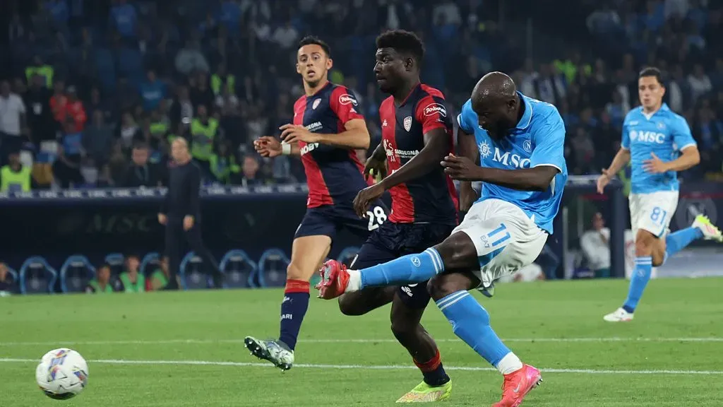 Lukaku atira para o 2-0 do Nápoles ante o Cagliari, na Serie A Foto: Pecoraro/Getty Images