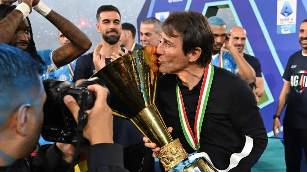 Antonio Conte com o troféu da Serie A. Foto: Francesco Pecoraro/Getty Images