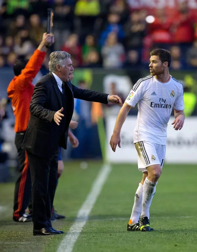 Carlo Ancelotti dá instrução a Xabi Alonso, em 2013. Foto: Gonzalo Arroyo Moreno/Getty Images.