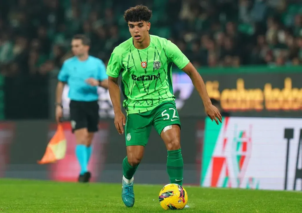 O jovem João Simões estava a ganhar o seu espaço no 11 leonino, antes de sofrer uma fratura do quinto metatarso do pé direito, contra o Borussia Dortmund. Foto: Gualter Fatia/Getty Images.