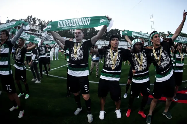 Os jogadores do Sporting a festejarem a dobradinha. Foto: SCP.