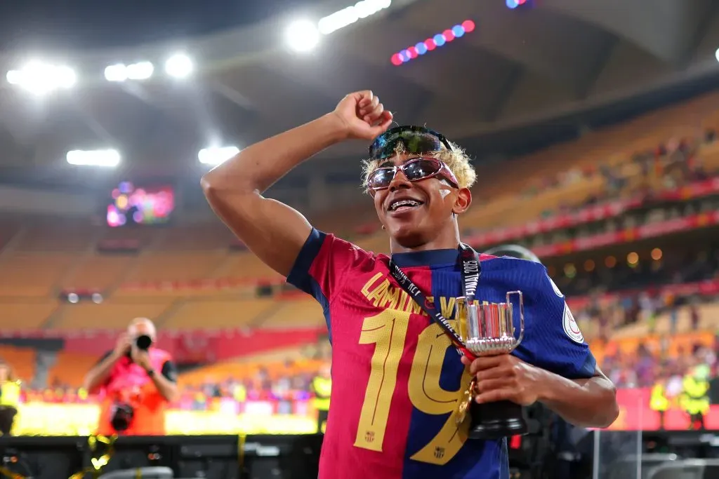 Lamine Yamal celebra a conquista da Taça do Rei frente ao Real Madrid. Foto: Fran Santiago/Getty Images.