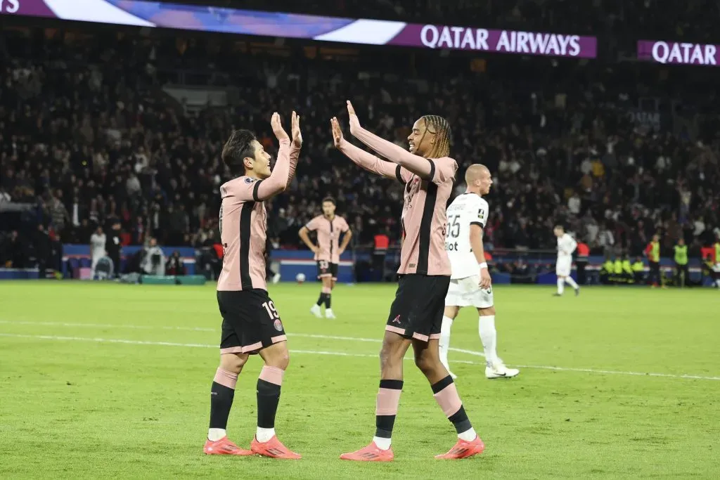 Lee Kang-In e Barcola comemoram golo do PSG. Foto: Catherine Steenkeste/Getty Images.