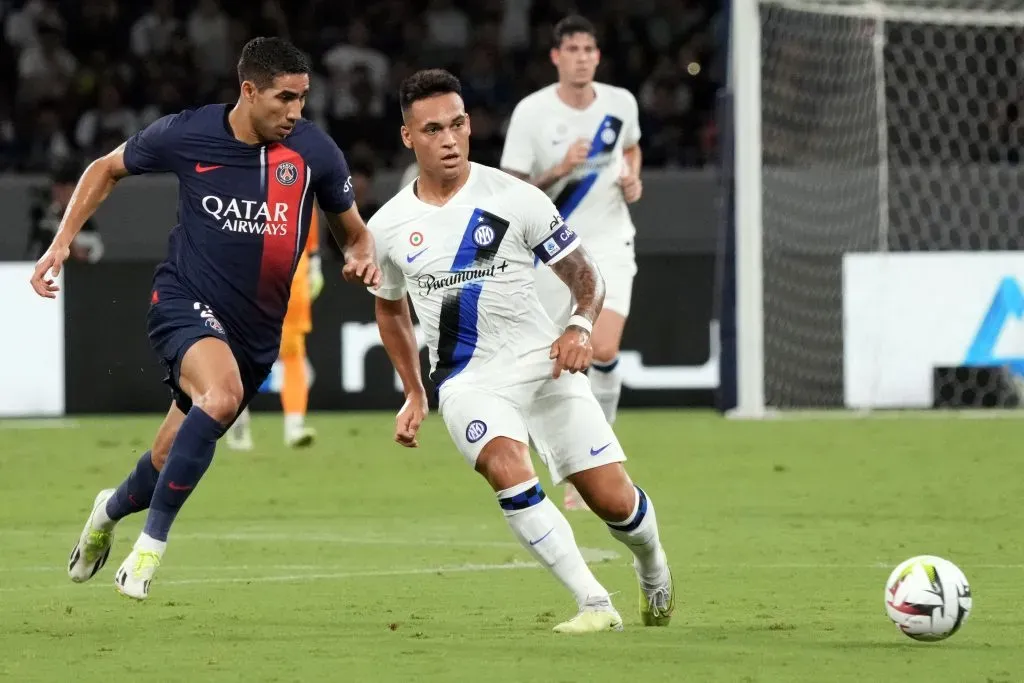 Hakimi e Lautaro num amigável entre PSG e Inter, em 2023. Foto: Koji Watanabe/Getty Images.