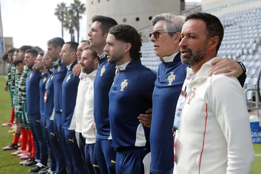O selecionador Bino Maçães (em primeiro plano, na imagem) junto com a sua equipa técnica e os jogadores. Foto: Luis Branca/Getty Images for DFB.