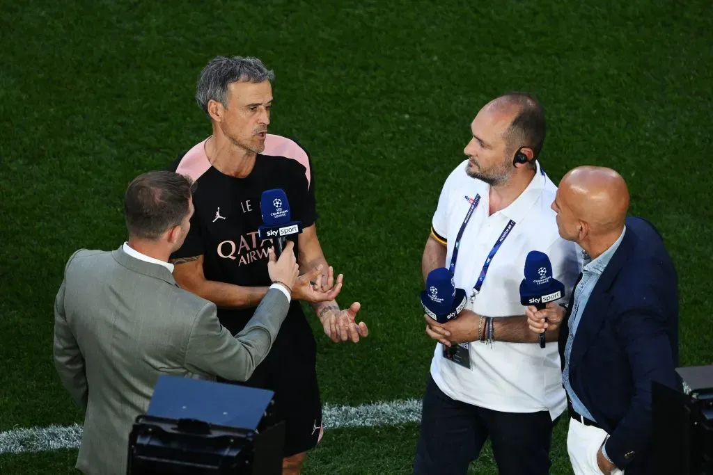 Luis Enrique a conversar com os repórteres e a comunicação social, antes da final. Foto: Stu Forster/Getty Images.