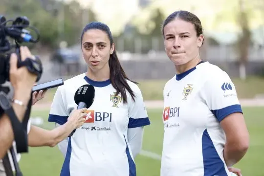 Fátima Pinto e Telma Encarnação, jogadoras do Sporting e de Portugal. Foto: FPF.