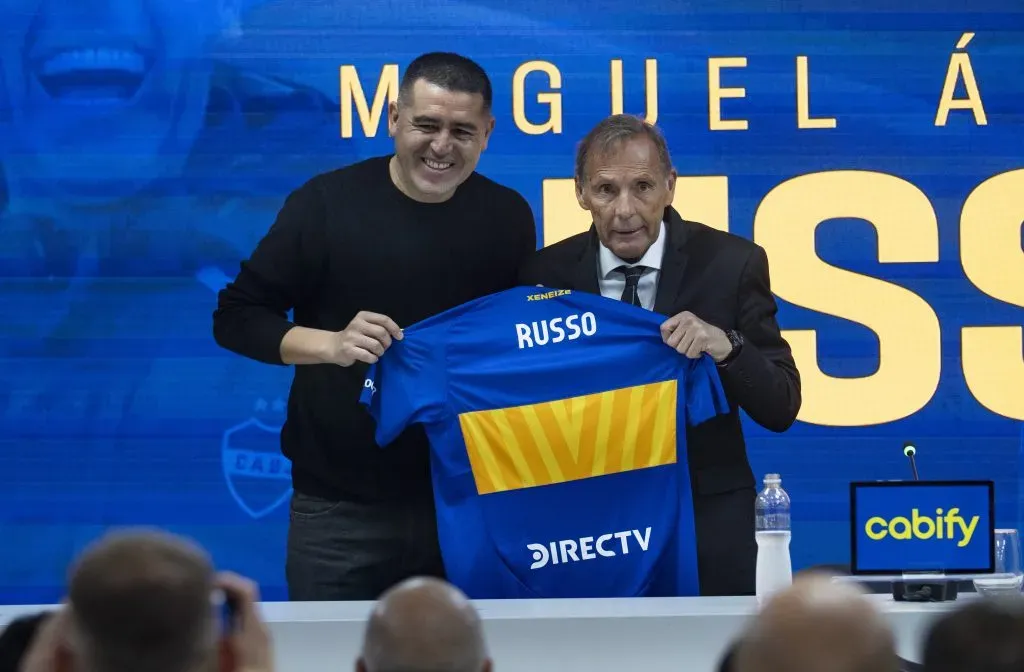 Riquelme apresenta Miguel Ángel Russo no Boca Juniors. Foto: Sebastián Rodeiro/Getty Images.