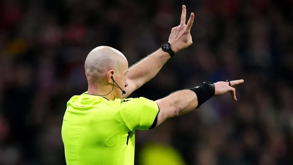 O árbitrou assinala para dois toques de Julián Álvarez na bola na cobrança do penálti. Foto: Angel Martinez/Getty Images
