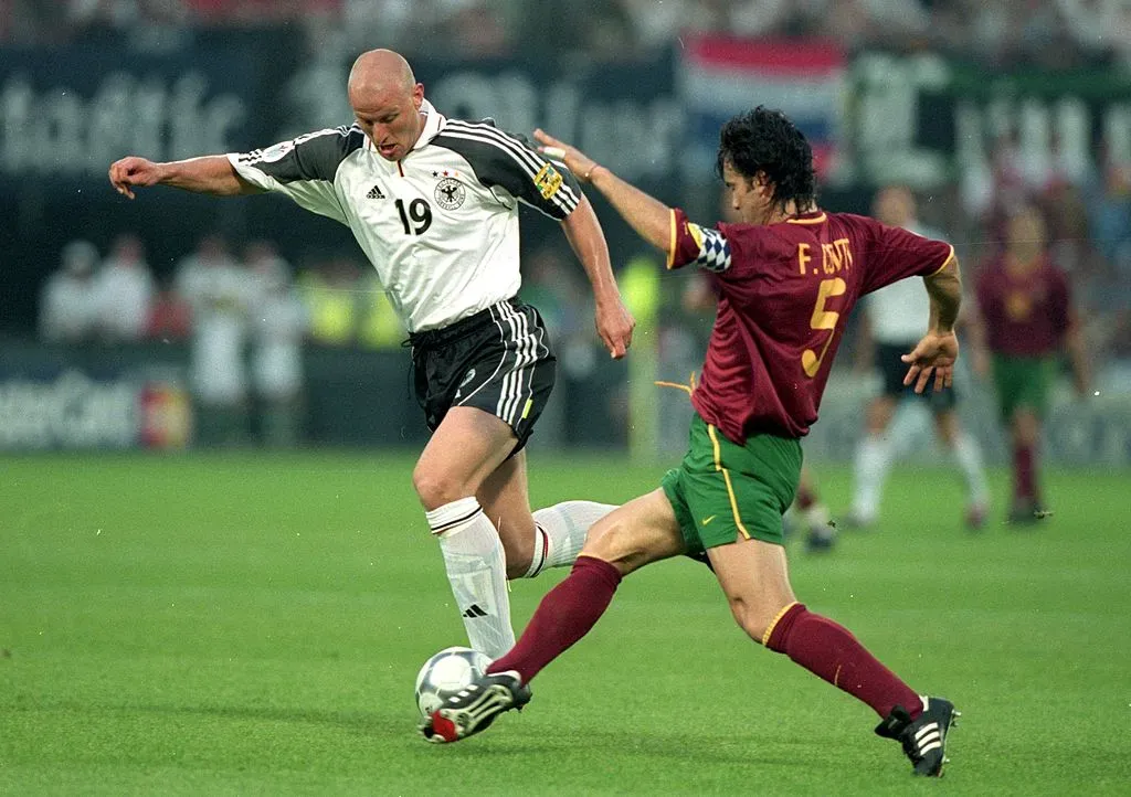 Fernando Couto contra Jancker, da Alemanha. Foto: Getty Images