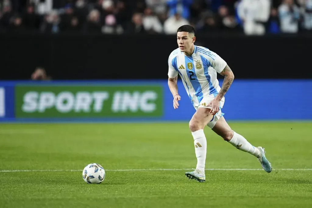Nehuén Pérez, do FC Porto, em jogo da Argentina. Foto: Mitchell Leff/Getty Images)