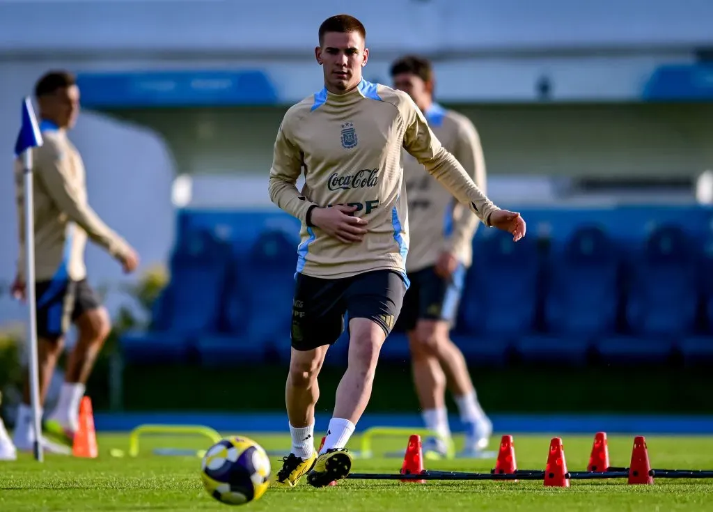 Mastantuono durante treino da seleção argentina. Foto: Marcelo Endelli/Getty Images.