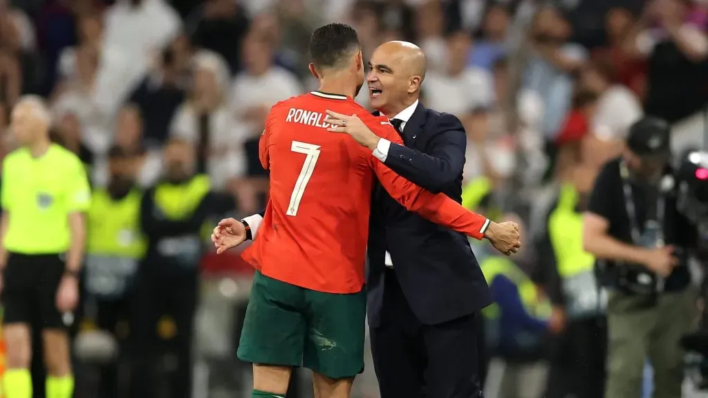 Roberto Martínez felicita Cristiano Ronaldo, capitão de Portugal. Foto: Alex Grimm/Getty Images