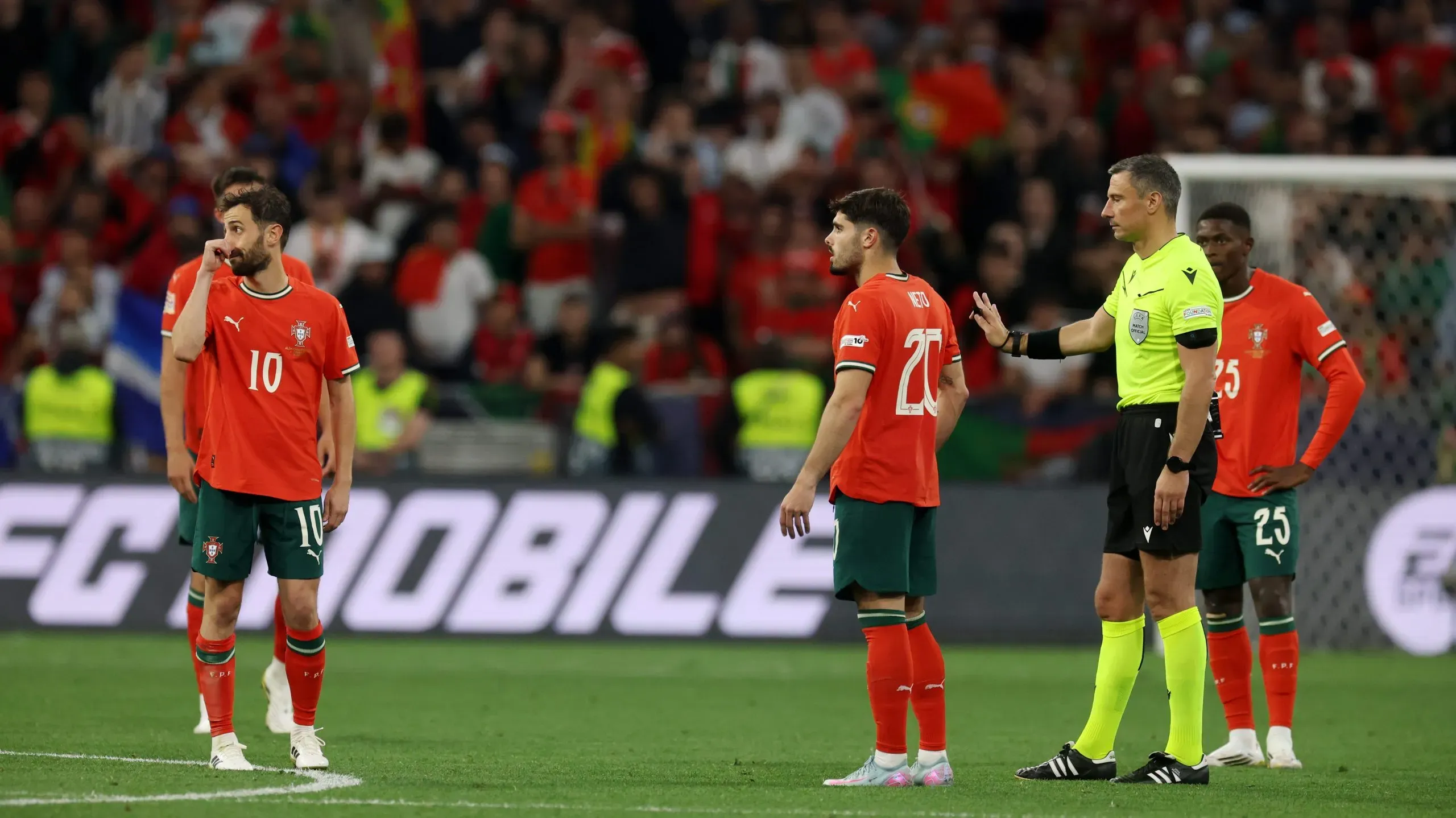 Nuno Mendes aguarda que o árbitro Slavko Vincic, após VAR, confirme o 2-1, de Cristiano Ronaldo.Foto: Alexander Hassenstein/Getty Images