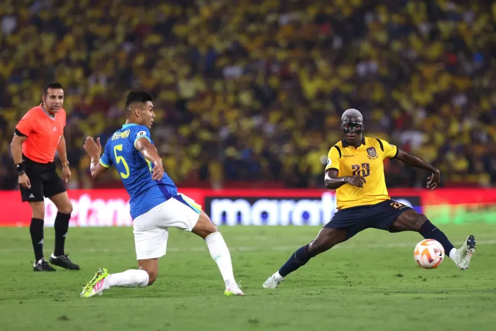 Casemiro disputa jogada com Caicedo no Equador x Brasil. Foto: Franklin Jacome/Getty Images.