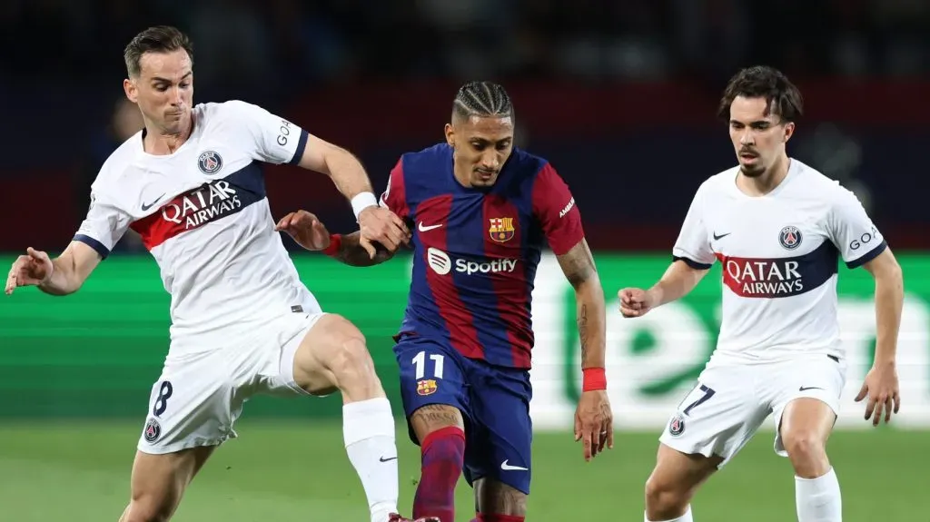 Fabián Ruiz e Vitinha tentam travar Raphinha, na Champions League. Foto: Clive Brunskill/Getty Images