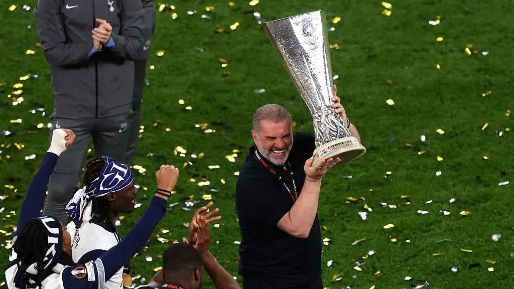Ange Postecoglou levantou o troféu da Europa League. Foto: Getty Images